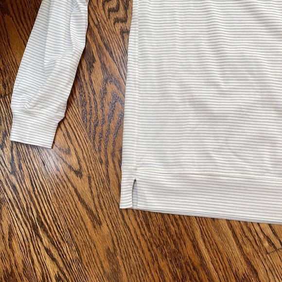 Lululemon Cream and Black Top - Picture 5 of 5